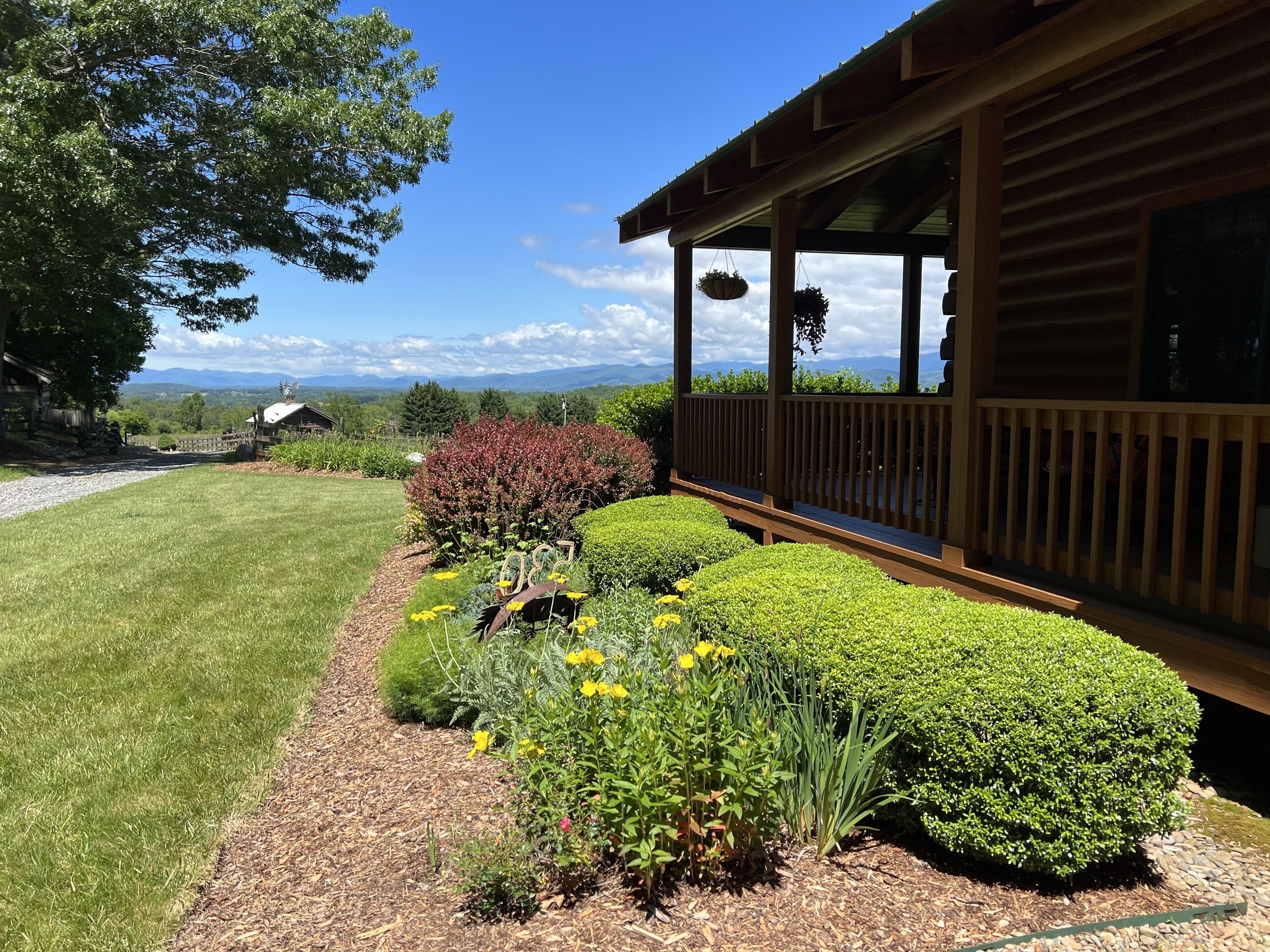 COUNTRY  HAVEN ,MT VIEWS,10MIN AVL,3/2,FP ,WIFI, FIREPIT