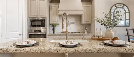 Køleskab, mikrobølgeovn, ovn, kogeplade