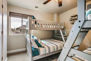 3 habitaciones, escritorio y tabla de planchar con plancha 