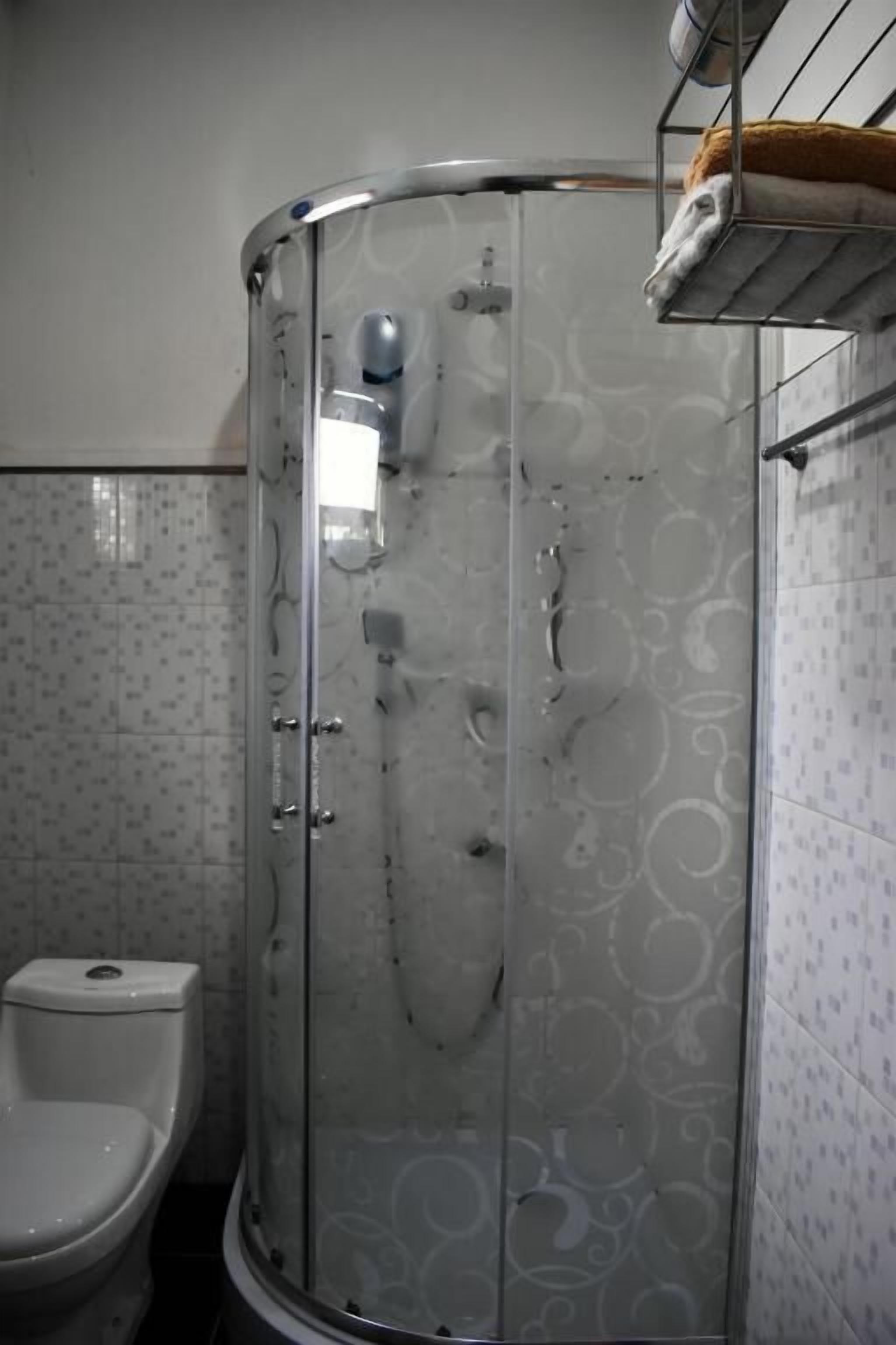 Chambre Deluxe | Salle de bain | Douche, douche à « effet pluie », articles de toilette gratuits, bidet