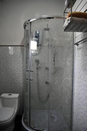 Deluxe kamer | Badkamer | Een douche, een regendouche, gratis toiletartikelen, een bidet