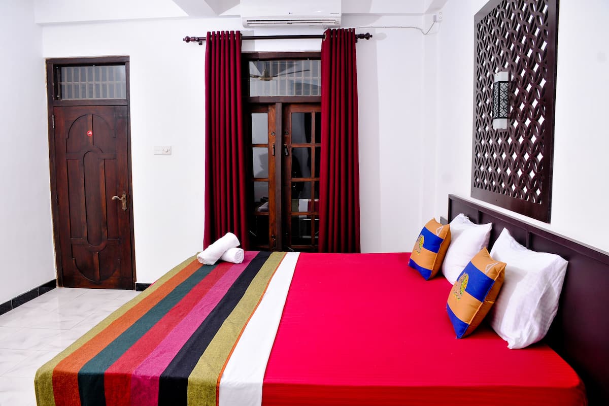 Desk, free WiFi, individually furnished, bed sheets