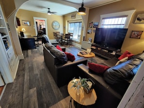 Smart-TV, Netflix, DVD-Player, Bücher