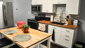 Private kitchen | Fridge, microwave, oven, stovetop