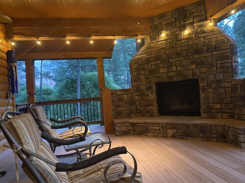 Big Log Cabin Home, Large Back Deck Overlooking Cedar Creek ~ Close To Downtown