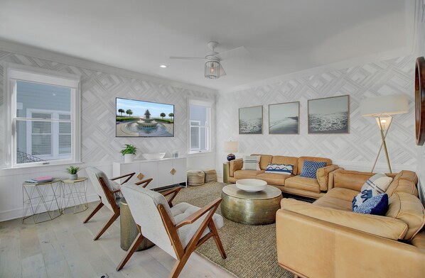 Älytelevisio, pöytätennispöytä, tulostin