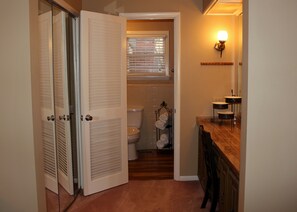 Duschwanne, Haartrockner, Handtücher, Seife