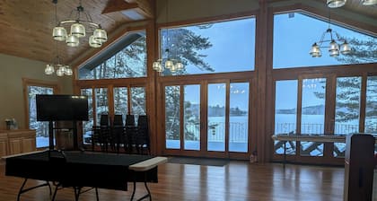 Historic Lodge on 48 Acres. 14 Beds, 4 bathrooms, accessible rooms throughout