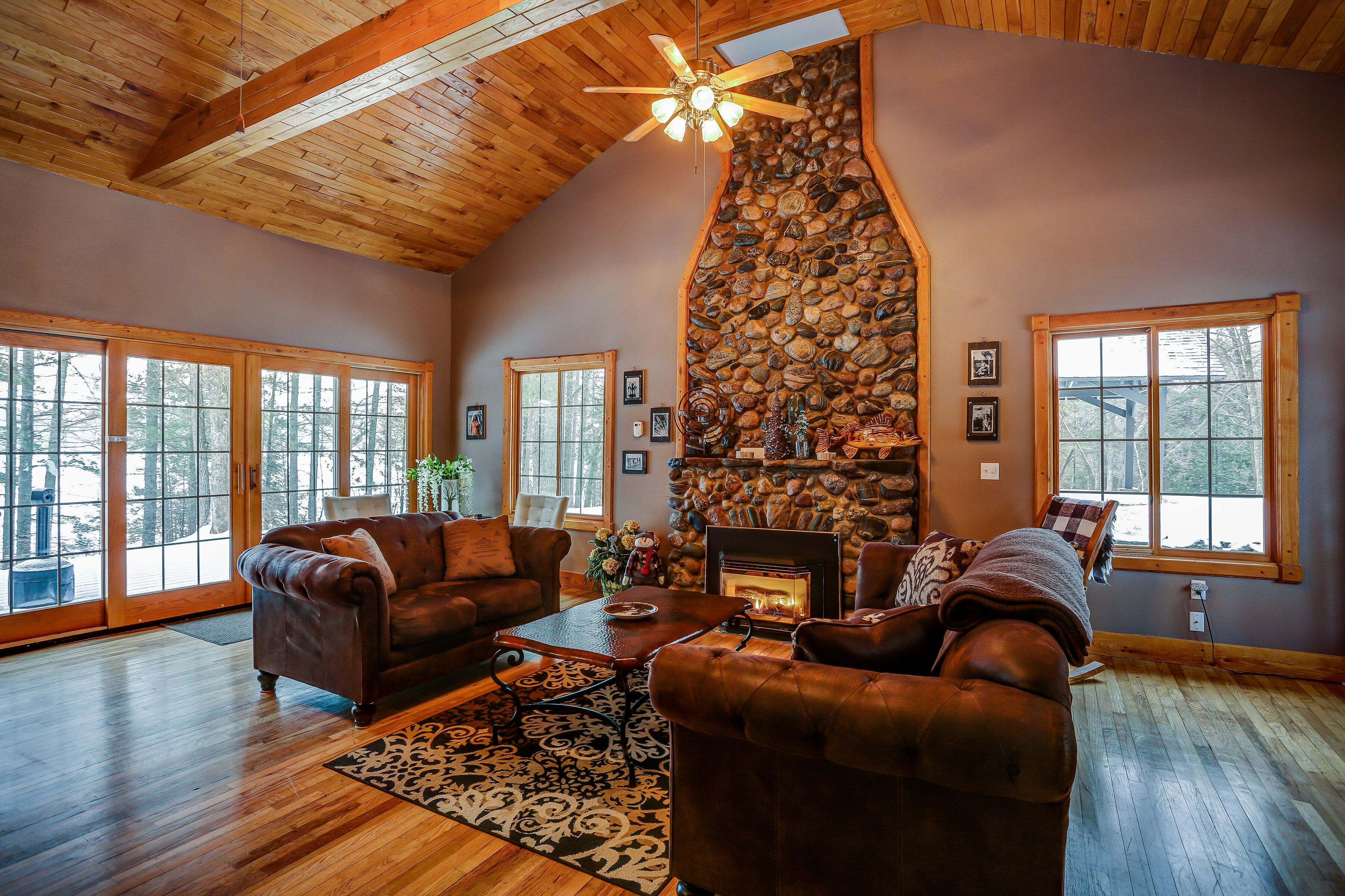 Televisión, chimenea, futbolito y libros 