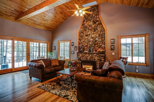 Televisio, takka, pöytäjalkapallopöytä, kirjoja