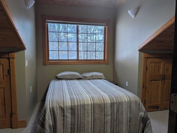 8 bedrooms, desk, WiFi, bed sheets