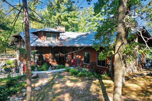 Historic Lodge on 48 Acres. 14 Beds, 4 bathrooms, accessible rooms throughout