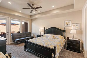 4 habitaciones, escritorio y tabla de planchar con plancha 