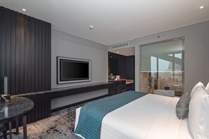Premier King Room | Minibar, in-room safe, desk, laptop workspace