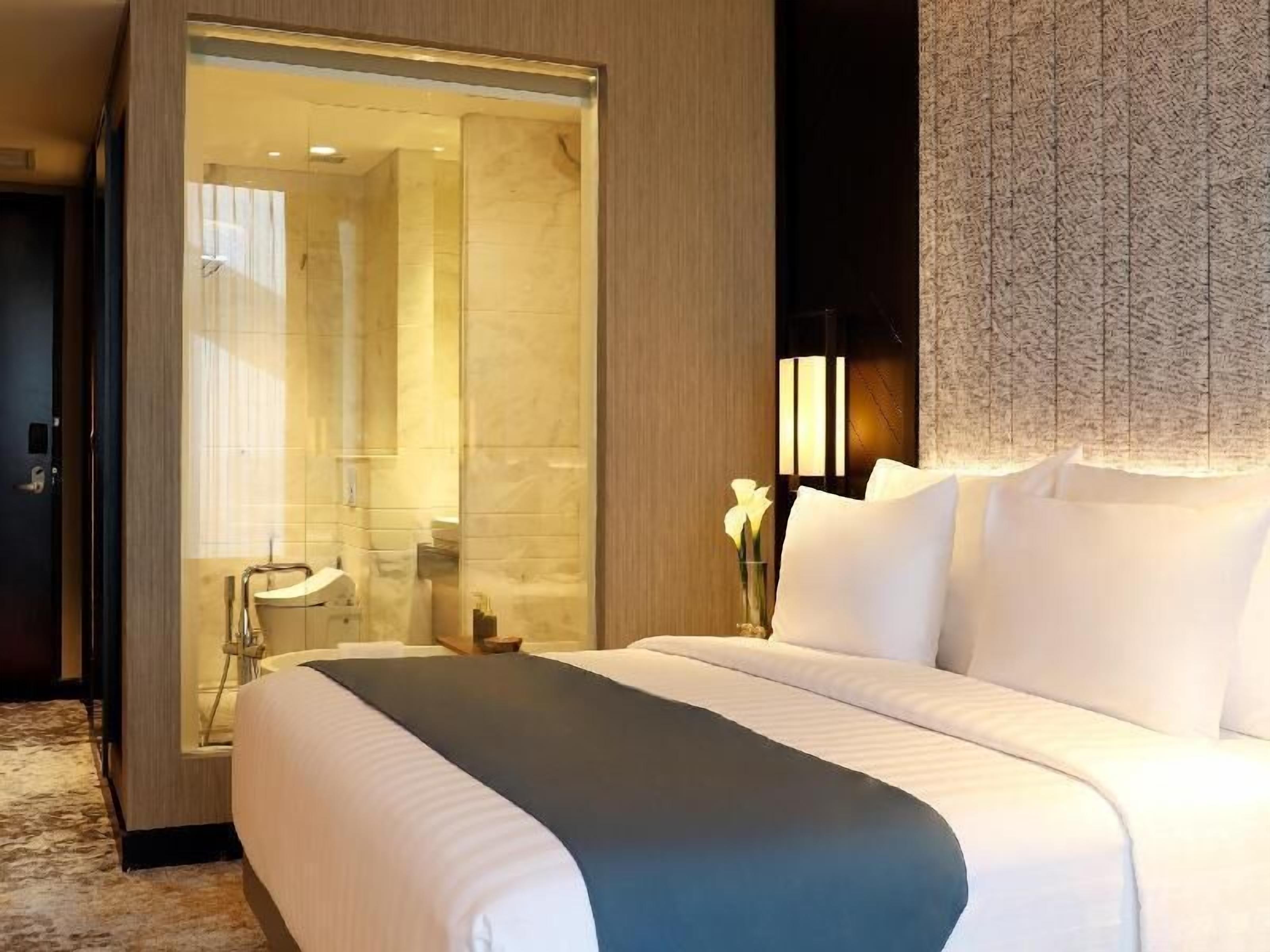 Minibar, in-room safe, desk, laptop workspace