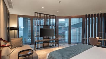 Executive Suite King Room | Minibar, in-room safe, desk, laptop workspace