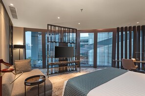 行政客房, 1 张特大床 (Suite) | 迷你吧、客房内保险箱、办公桌、笔记本电脑工作区
