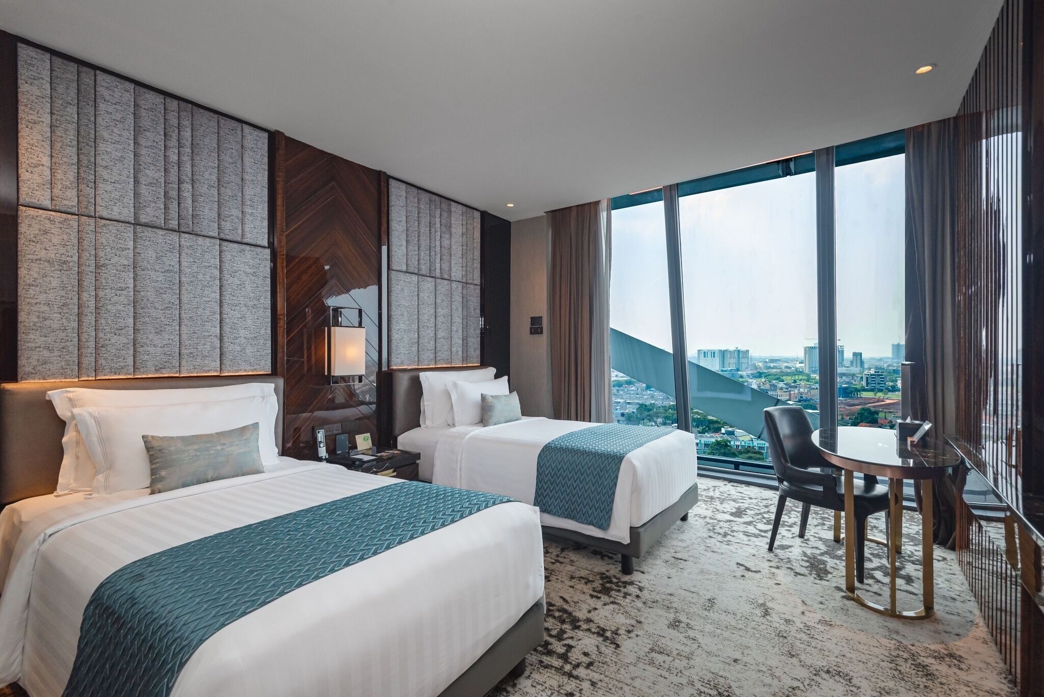 Executive Club Twin Room | Minibar, in-room safe, desk, laptop workspace