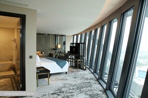 Executive Suite King Room | Minibar, brankas, meja kerja, dan ruang kerja ramah laptop