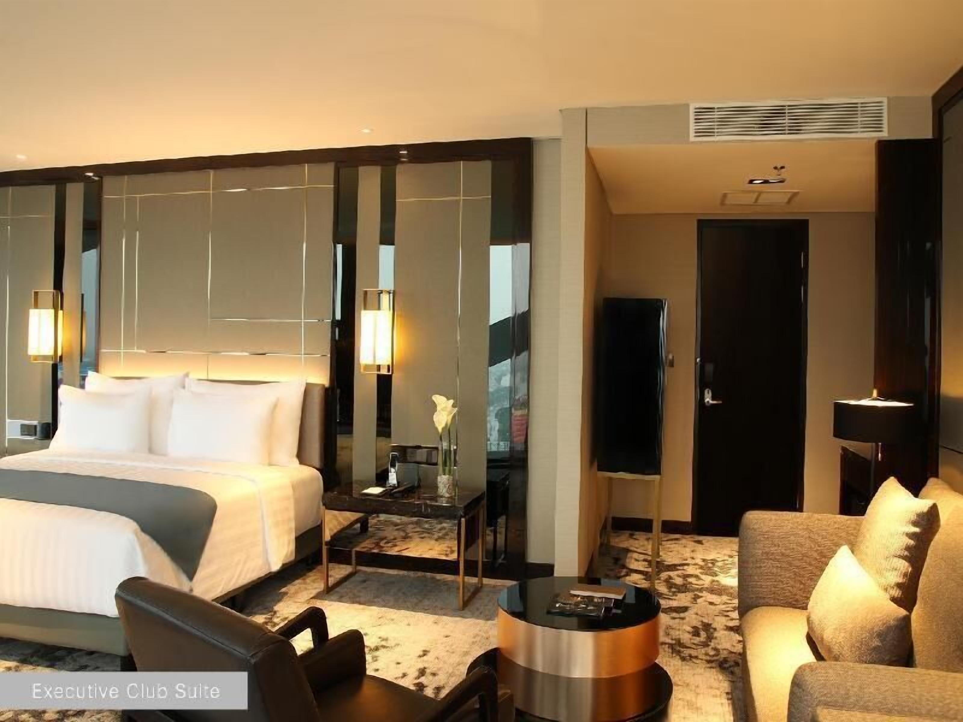 Minibar, in-room safe, desk, laptop workspace