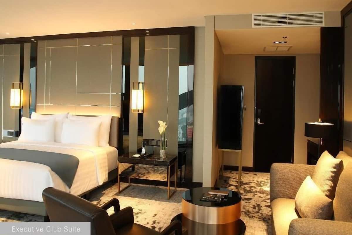 Minibar, in-room safe, desk, laptop workspace