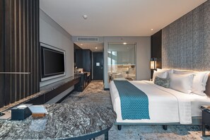 Premier King Room | Minibar, in-room safe, desk, laptop workspace