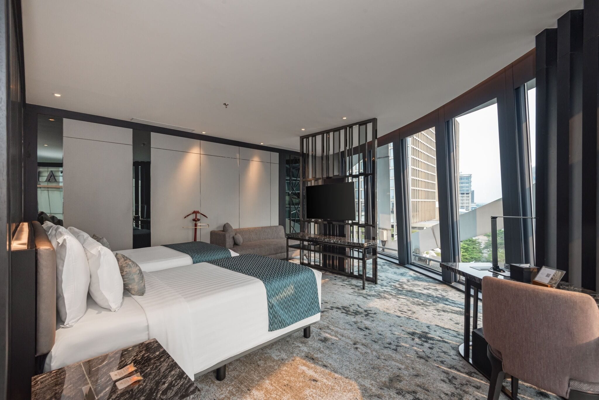 Executive Suite Twin Room | Minibar, in-room safe, desk, laptop workspace