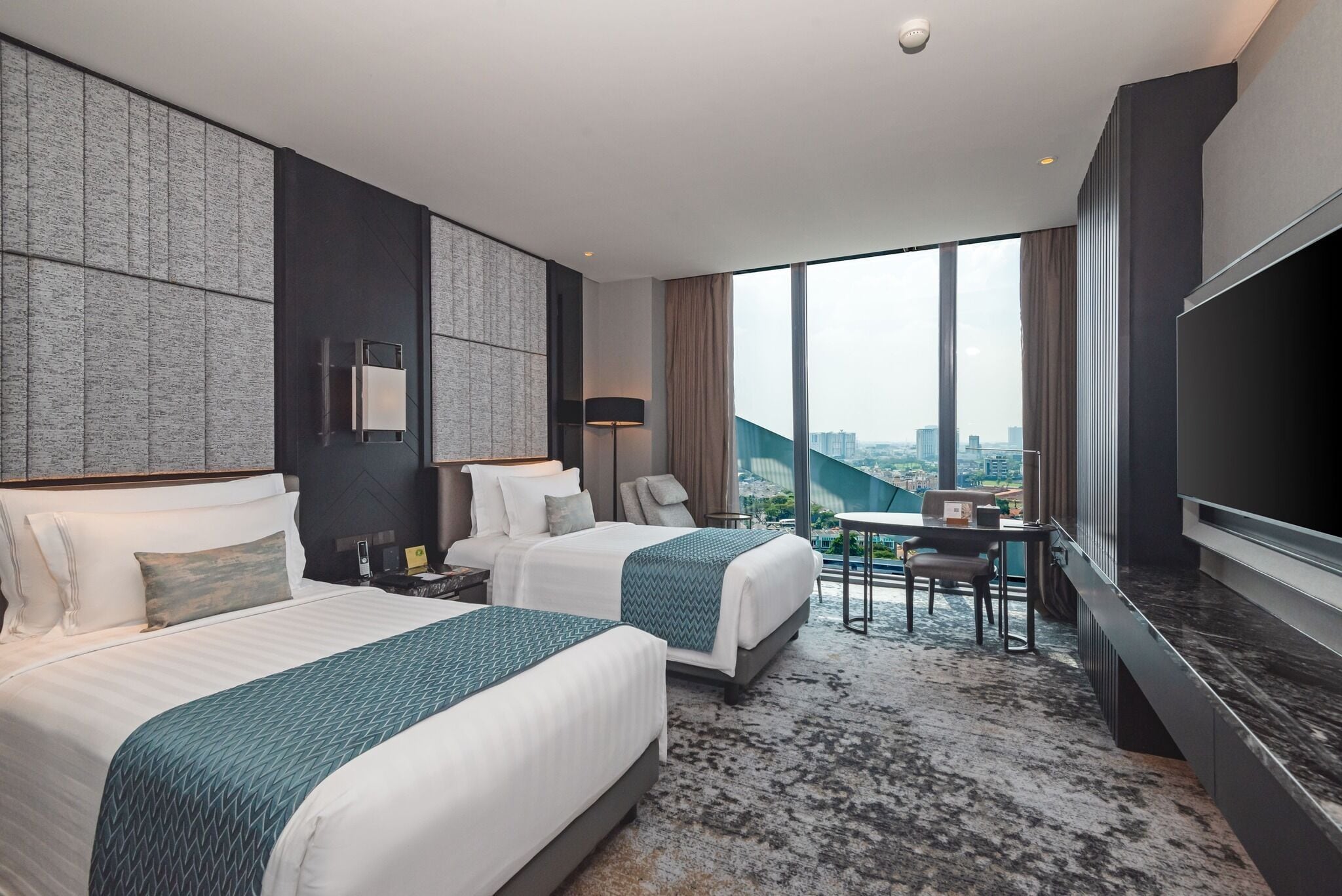 Premier Twin Room | Minibar, in-room safe, desk, laptop workspace