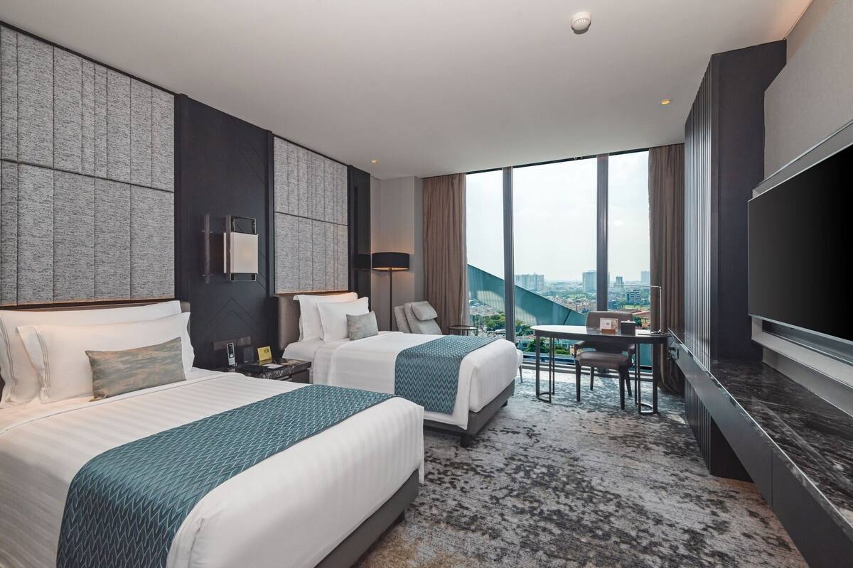 Premier Twin Room | Minibar, in-room safe, desk, laptop workspace