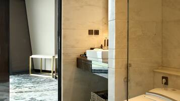 Executive Suite King Room | Bathroom | Separate tub and shower, free toiletries, hair dryer, bathrobes