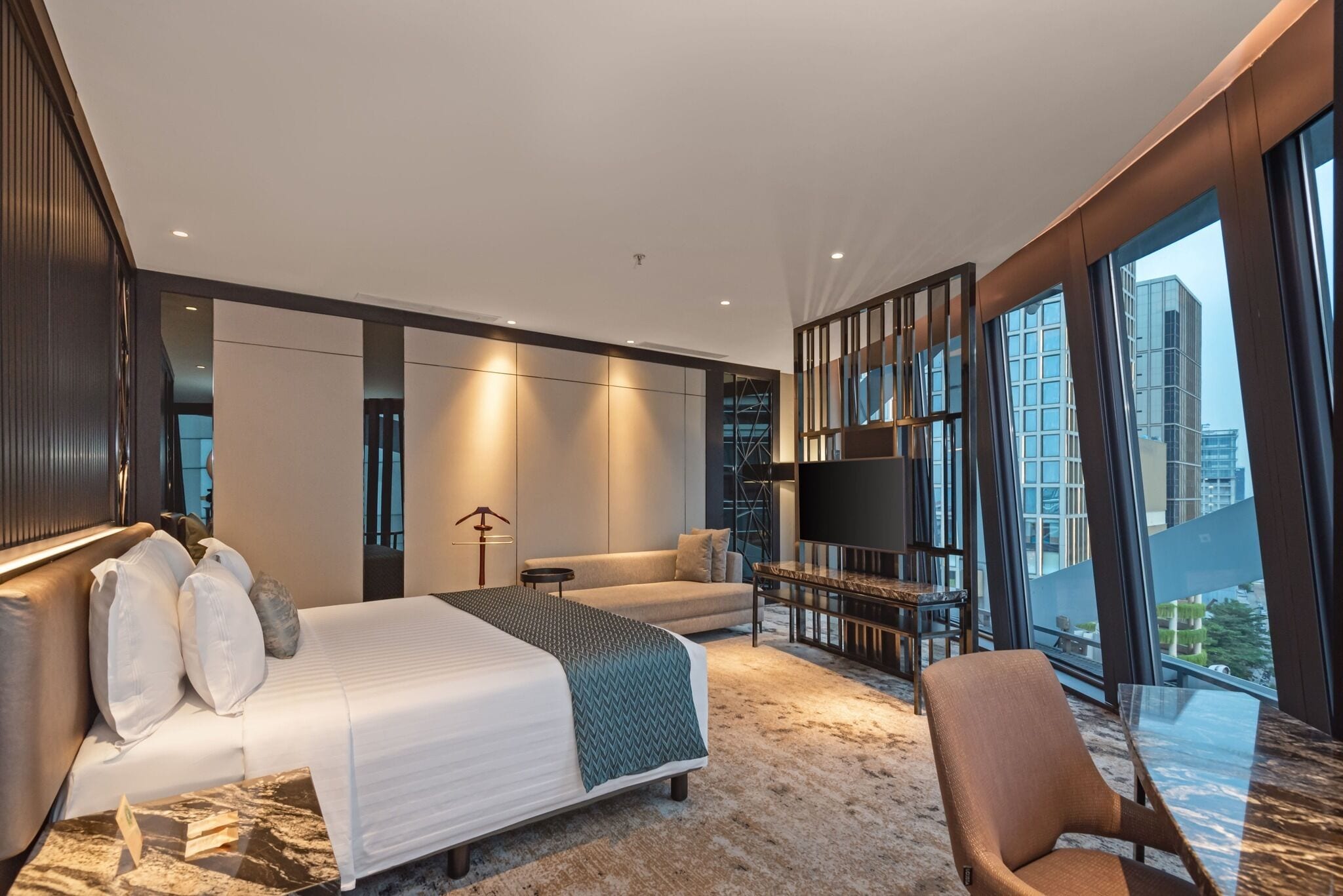 Executive Suite King Room | Minibar, in-room safe, desk, laptop workspace