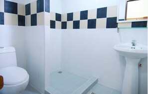 Superior Double Room | Baño | Ducha, artículos de higiene personal gratuitos y toallas