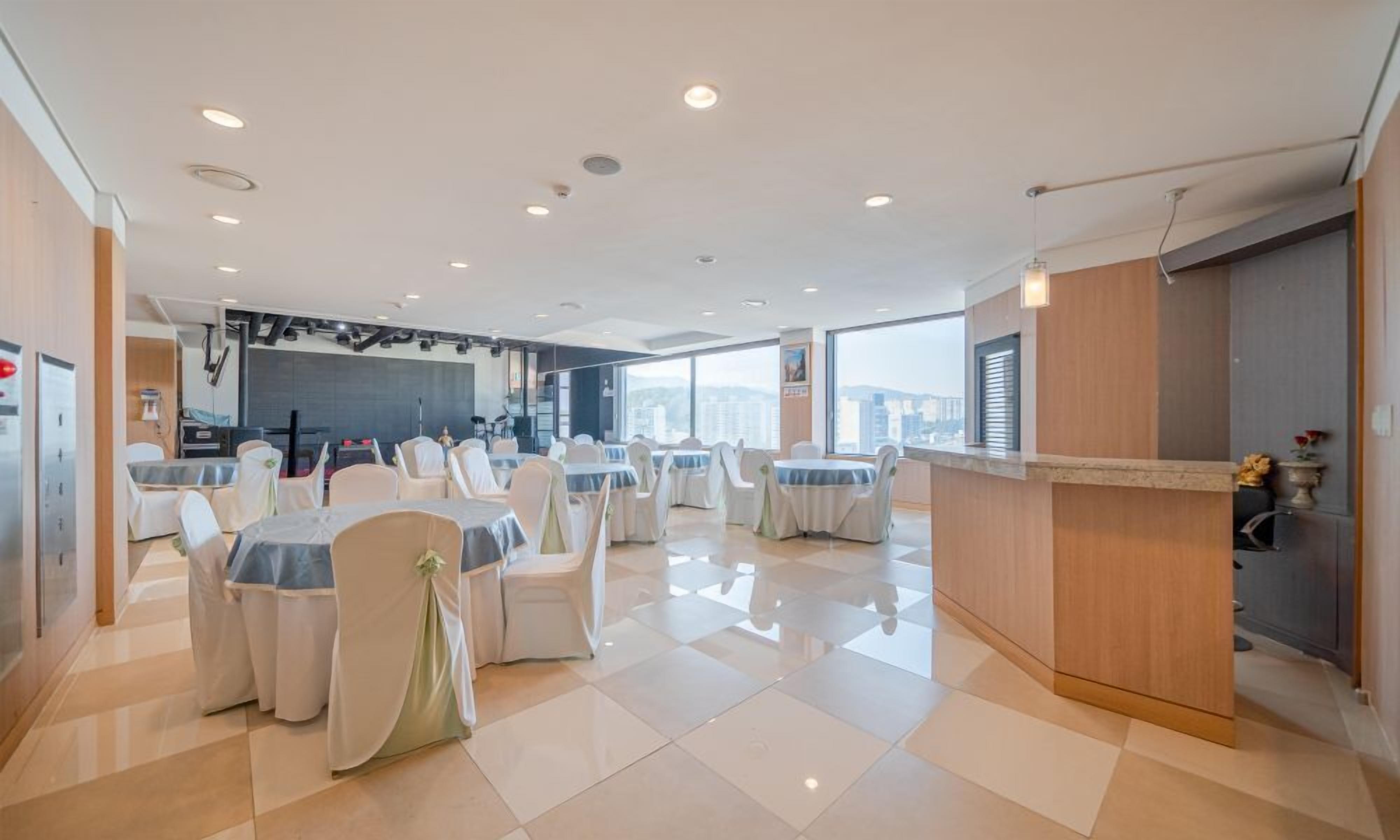 包含每日自助早餐