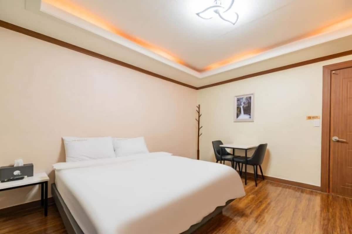 Kamar Double Standar | Wi-Fi gratis dan dilengkapi dengan perabotan berbeda-beda