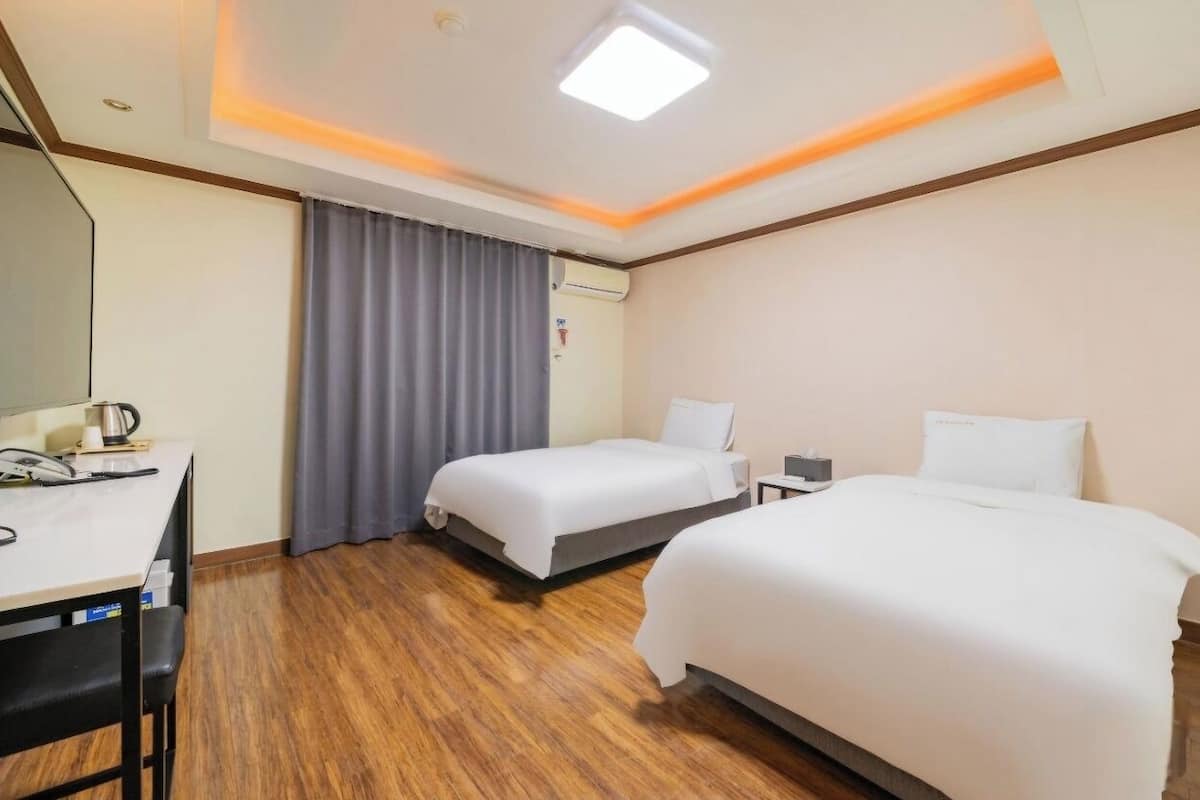 Kamar Twin Standar | Wi-Fi gratis dan dilengkapi dengan perabotan berbeda-beda