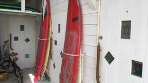 Una stanza con pareti bianche, una porta in legno e una bicicletta nell'angolo.