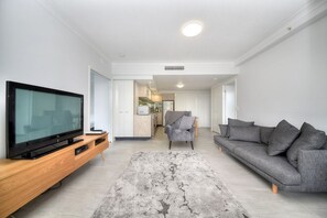 Standard-Apartment, 2 Schlafzimmer, Flussblick | Wohnbereich | Fernseher, DVD-Player