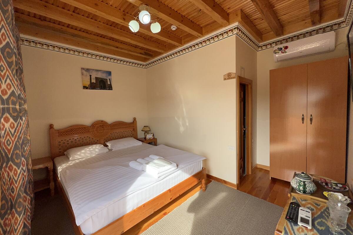 Standaard tweepersoonskamer, 1 kingsize bed, niet-roken, uitzicht op de stad | Lakens van Egyptisch katoen, luxe beddengoed, donsdekens