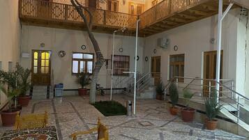 Habitación triple Confort | Terraza o patio