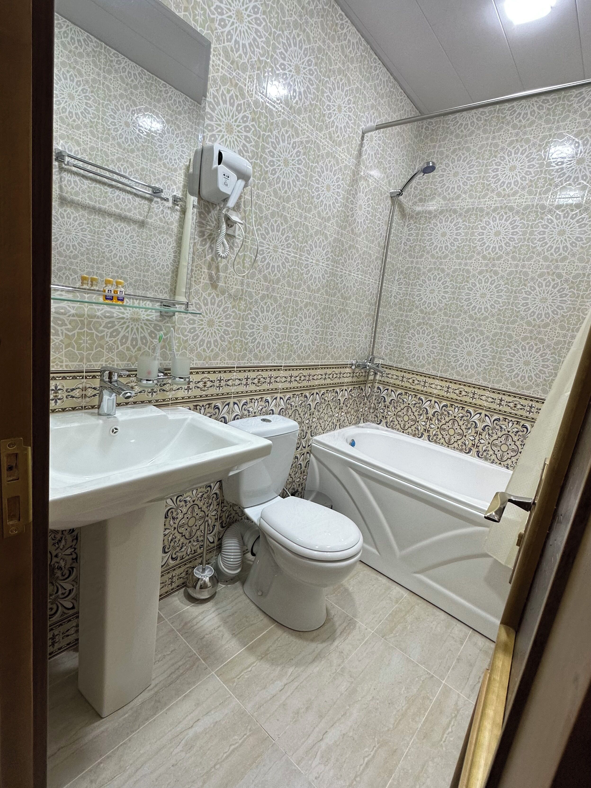 combined shower/bathtub, deep-soaking bathtub, hydromassage showerhead