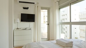 Dúplex exclusiu | 3 dormitoris, escriptori, cortines opaques i planxa i posts de planxar 