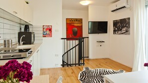 Dúplex exclusiu | Cuina privada | Frigorífic gran, microones, forn i placa de cuina 