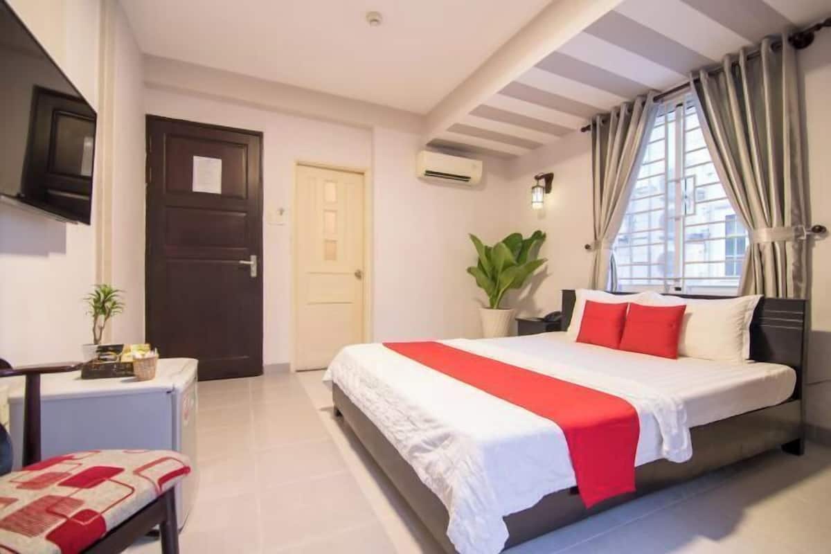 Dilengkapi dengan perabotan berbeda-beda dan meja kerja