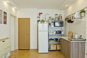 City-Apartment, 1 Schlafzimmer | Eigene Kochnische | Großer Kühlschrank, Mikrowelle, Ofen, Herdplatte
