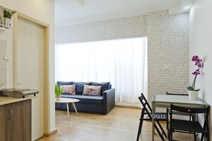 City Apartment, 1 Bedroom | Private kitchenette | Full-size fridge, microwave, oven, stovetop