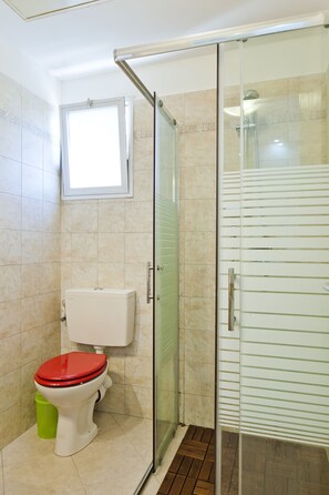 City-Apartment, 1 Schlafzimmer | Badezimmer | Dusche, Handtücher
