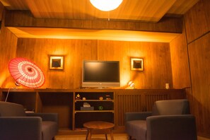 Suite, op benedenverdieping (Queen) | Woonkamer | Een flatscreentelevisie