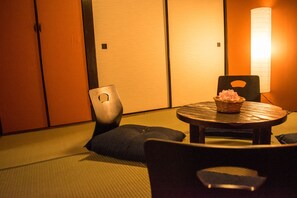Queen Suite 1F | Living room | Flat-screen TV - Oyado Toji 3 (Kyoto)