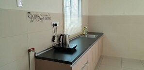 Casa Comfort, 5 dormitoris, vistes al turó | Cuina bàsica privada | Frigorífic gran, microones, placa de cuina i bullidora elèctrica 