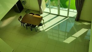تناول الطعام داخل الغرفة